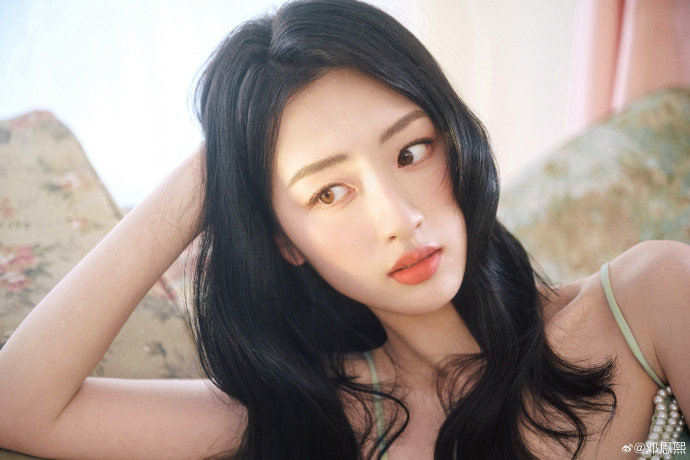 邓恩熙油画少女邓恩熙法式油画少女，被花花包围的恩熙这个美~​​​