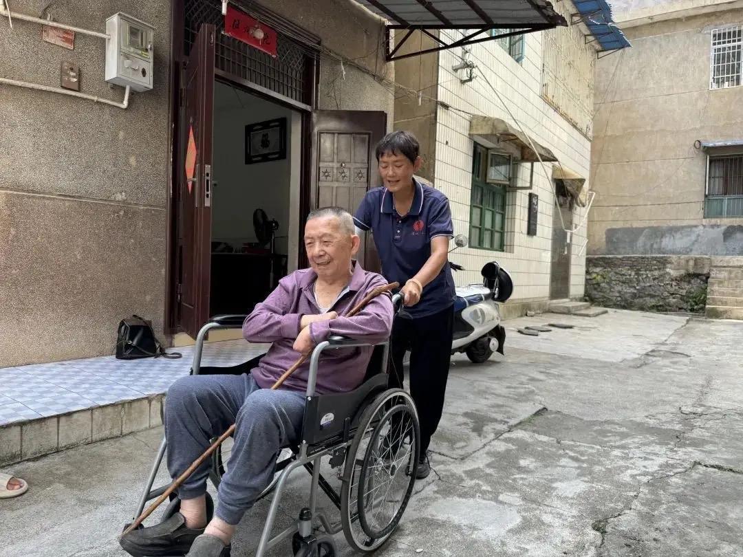 不信你试试！让你伺候失能老人俩月，不用多，就俩月，看你崩不崩溃！别站着说“