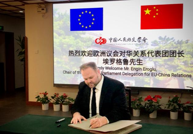 怎么把我们中国人的词给抢了？10月7日，欧洲议会以压倒性结果通过了一份对华强硬报