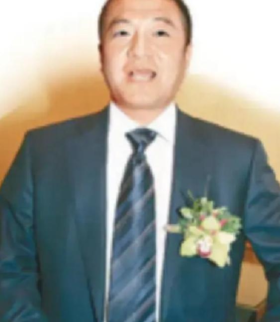 2012年，他因离婚分得超200亿港元资产、买别墅、在伦敦买下了一栋希尔