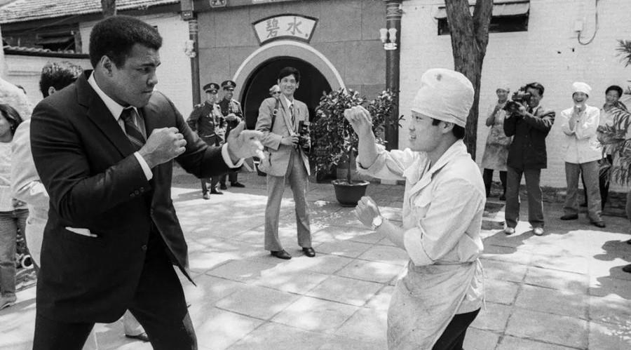 1985年，拳王阿里访问北京。突然，饭店里一名厨师向阿里挑战。阿里很认真地握起拳