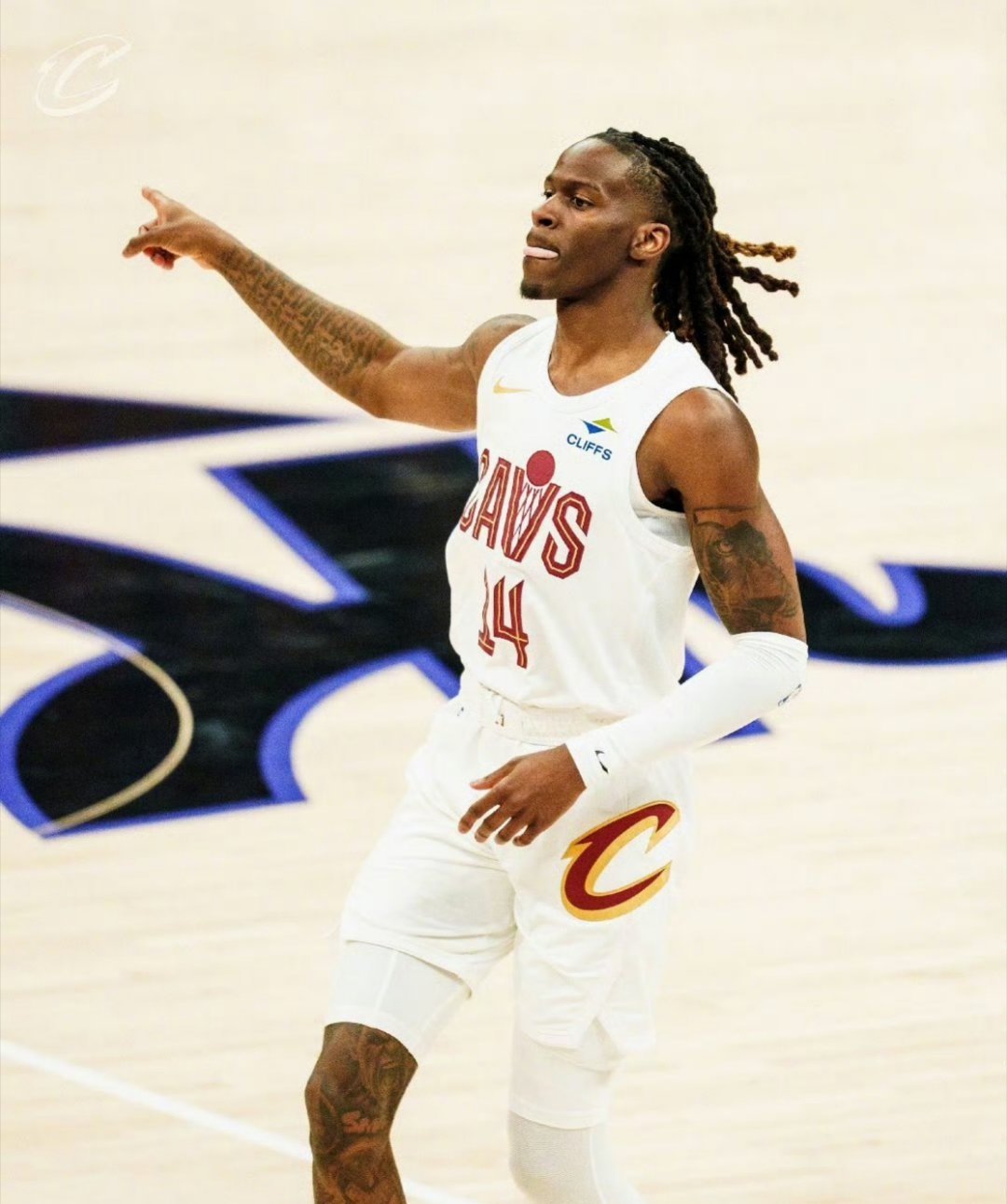 谈到队友基翁·埃利斯，哈登：“太出色了，尤其是在防守端，进攻方面，大家都知道他今