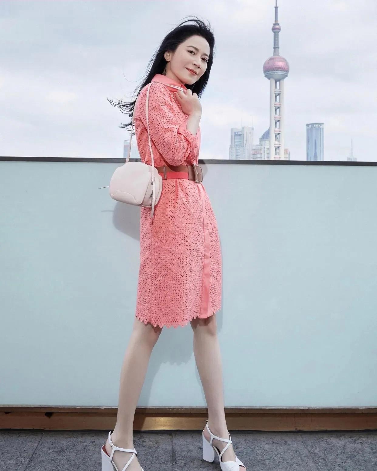 俞飞鸿年近五十依旧状态绝佳，粉色长裙搭配高跟鞋身姿挺拔，修长双腿尽显从容优雅。