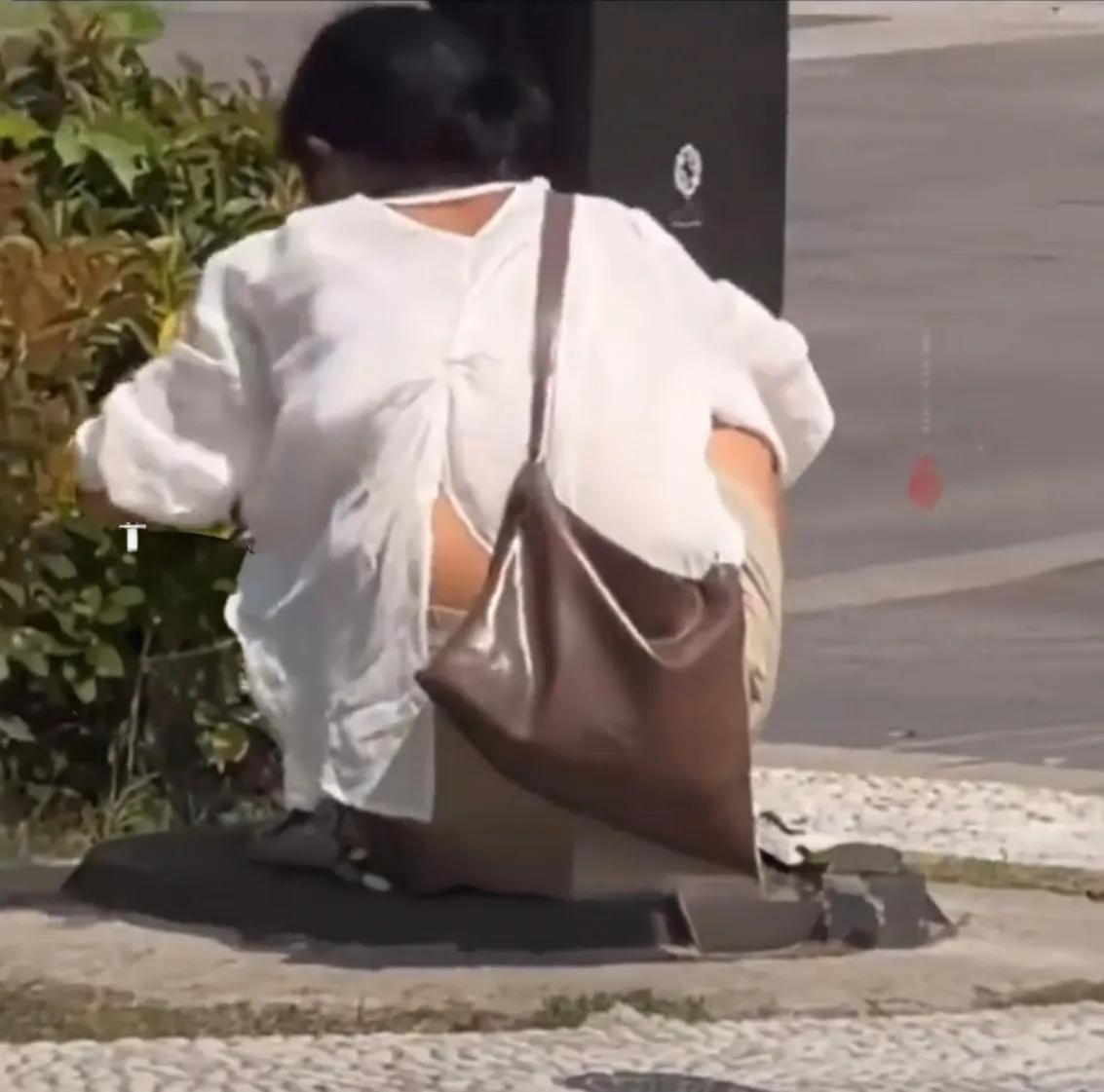 女子向窖井内塞东西表情惊慌，有市民感觉约为可疑果断报警！根据警方最新调查，这