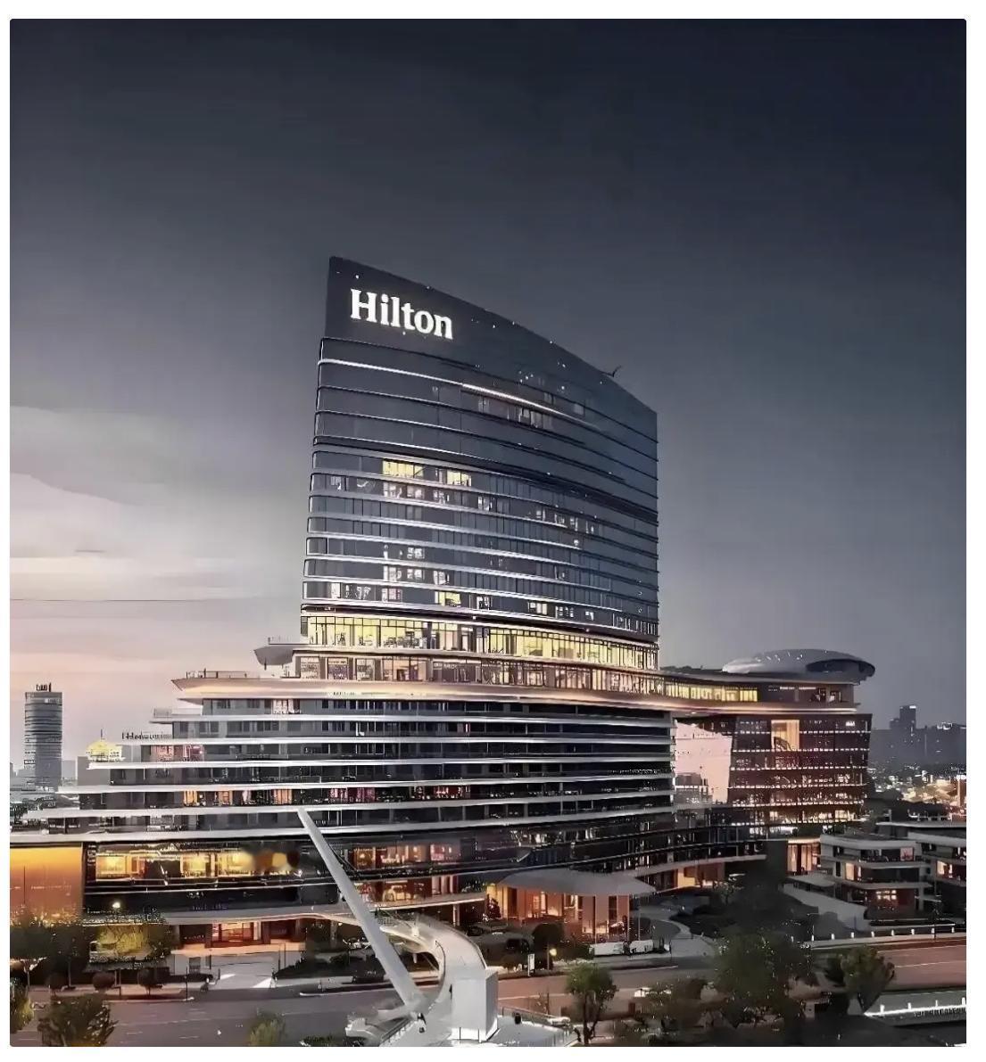 一个上海博主住进希尔顿，顺手把冰箱里25块的可乐喝了，转头去便利店买瓶三块的