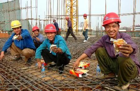 打工人图的啥？一是工钱，二是尊严，把他当成人看，他就会真心实意的对待老板，把他当