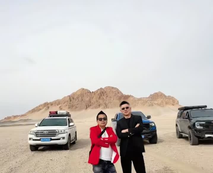 西安锤子哥现在的生活也太滋润了！近期西安锤子哥和西北超级富二代马阳前往了新疆旅游