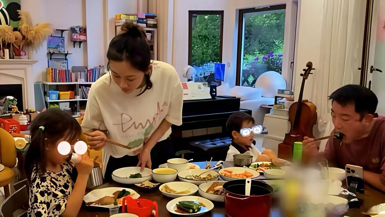 “门不当户不对”的郑凯和苗苗，终究还是让外人看了笑话。​郑凯是地道的上海人，而苗