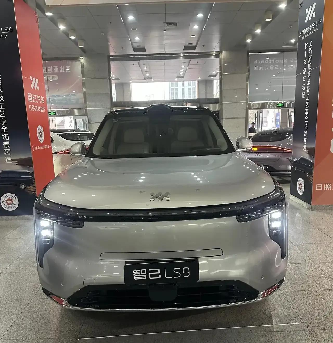 上汽旗舰智己LS9震撼上市！全系皆Ultra，32.28万元起！每一面，皆旗