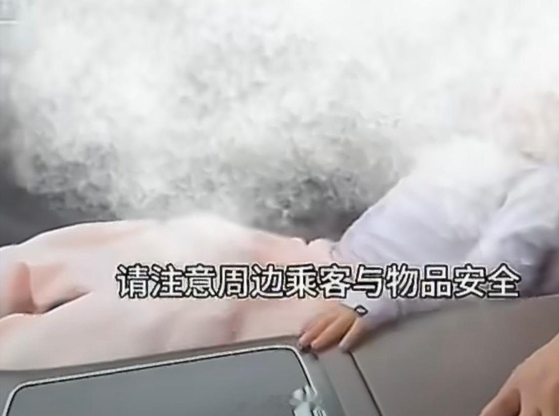 鸿蒙智行回应副驾折叠争议视频剪辑了，前面是副驾调成零重力座椅——座椅展开，然后