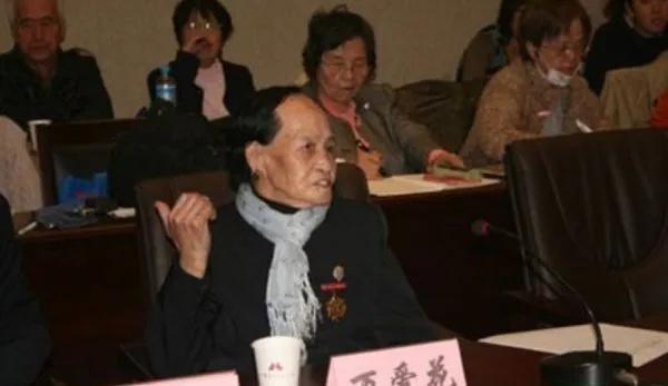 1944年，日军将一个光着身子的少女扔到了河边，临走时还踢了几脚。突然，一条狼狗