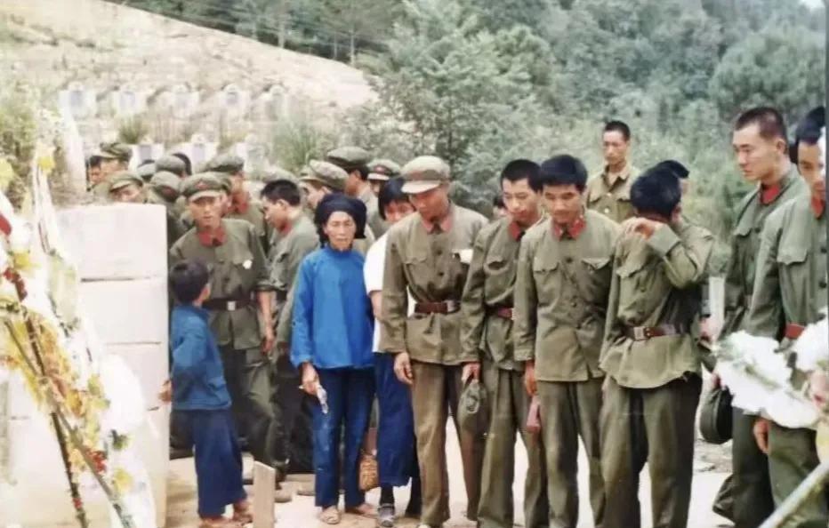 1984年8月24日，战友们在回撤前，来到麻栗坡烈士陵园，悼念牺牲的副连长张大权
