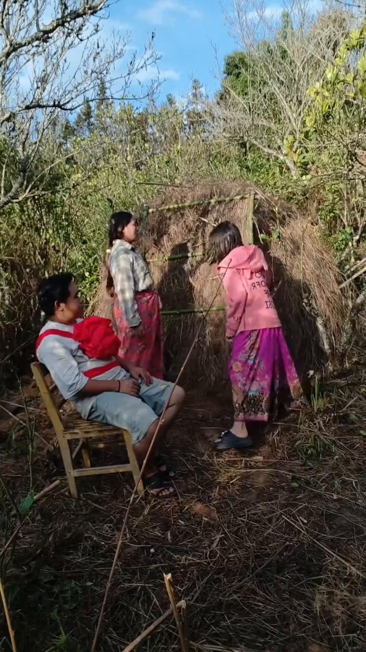 女孩到了十五岁就可以进入屋里试婚，而男孩只要爬的上去就可以跟女孩共度良宵。女孩还