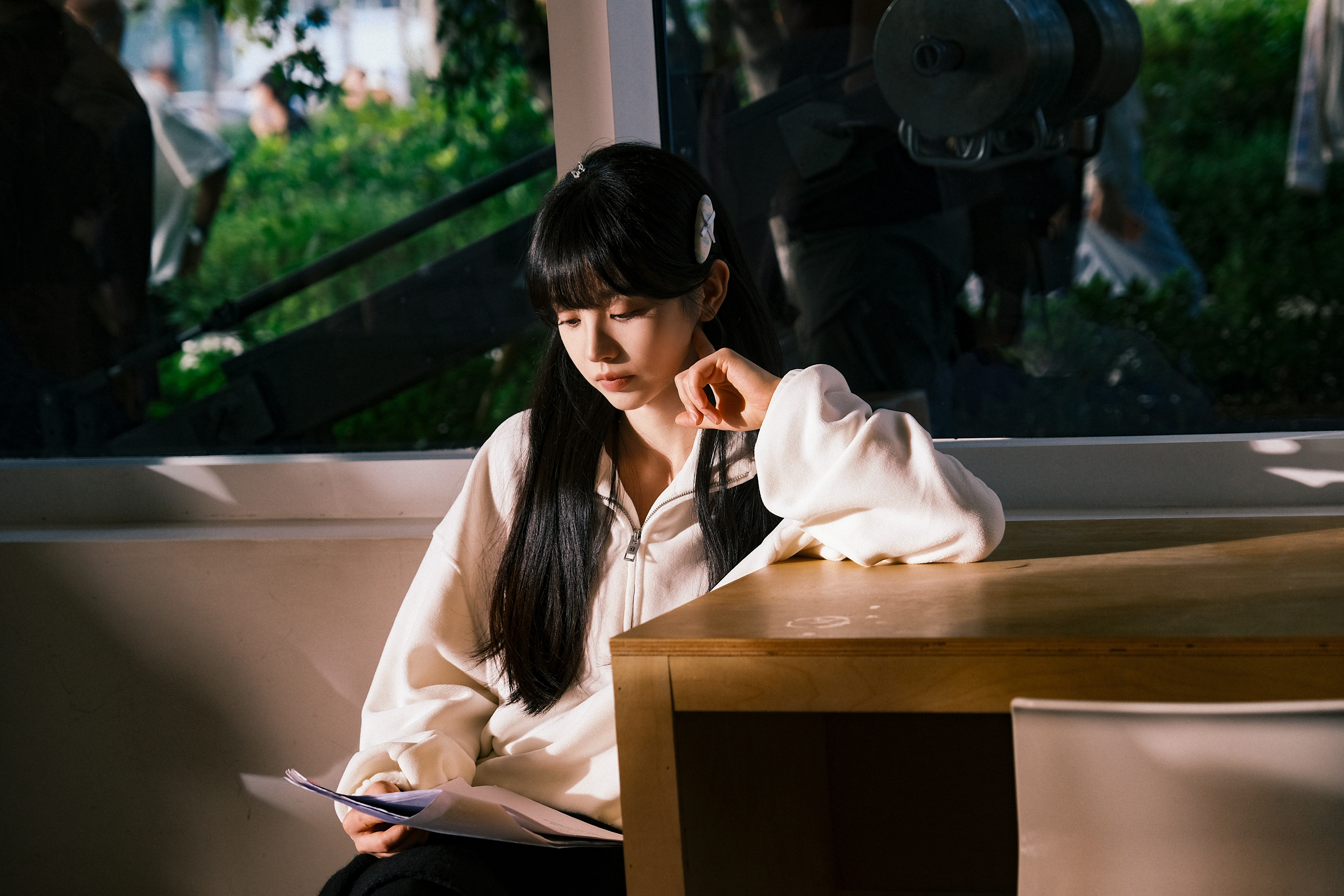 田曦薇🫶🏻 林知夏观察日记树影落在她肩上，碎的，晃晃悠悠的，像夏天没说完的