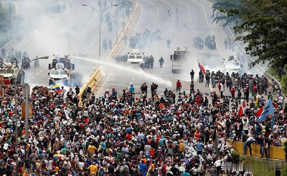 委内瑞拉终于爆发游行，冲击政府了！而这，距离马杜罗被特朗普绑走已经过去了差不多1