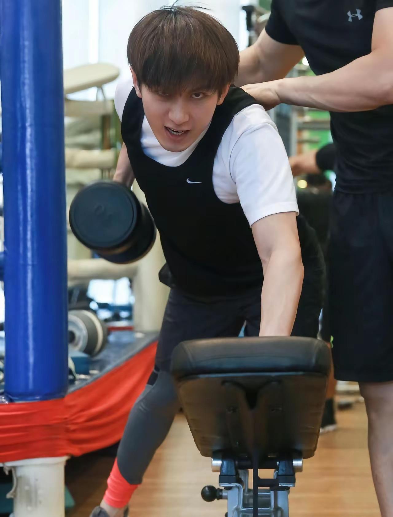 说实话成毅以前挺阳光的各种搞怪各种pose现在觉得他有点放不开了