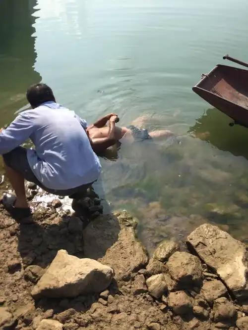广东中山，1岁5个月的女童独自走出家门，沿着道路一路走到相邻的钓场，从一处约两米