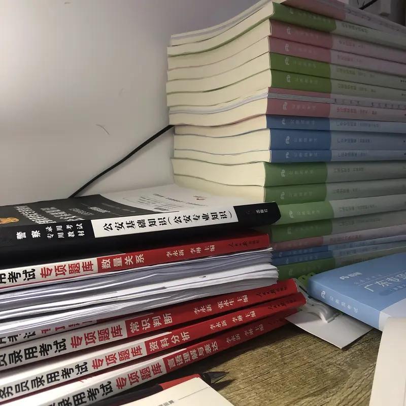 本科考公没上岸。没想到研究生阶段，考公上岸了他是学法学的普通的公办大学。