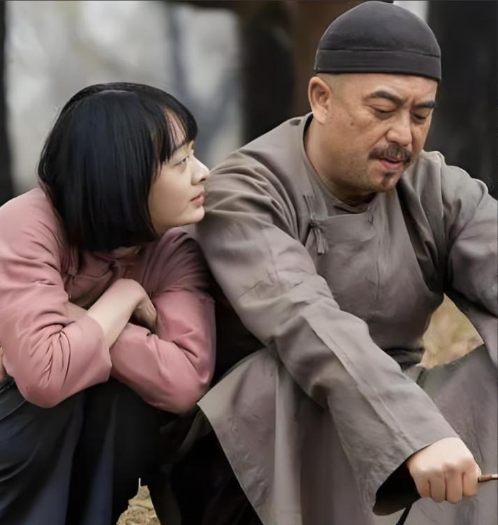 2000年，张嘉译带着3万块去北漂，有个朋友告诉他，2万块就可以买套房子，当天就