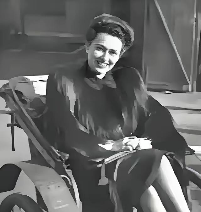 张宗昌和俄国武官打牌，俄武官输得精光，这时张宗昌说：“你欠我的钱我不要了，你把她