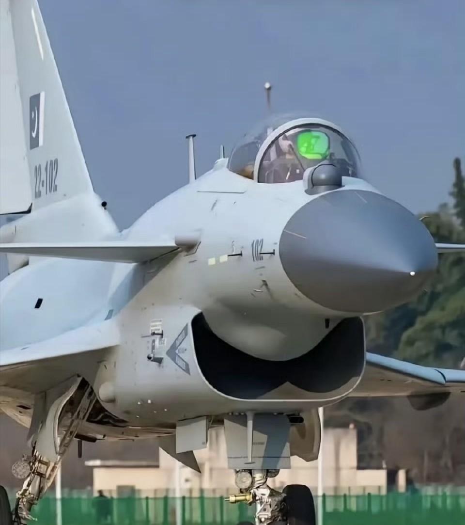 印巴空战中风头大出的歼10CE，其实在国内航展上制造工艺上已经是出类拔萃，只不过