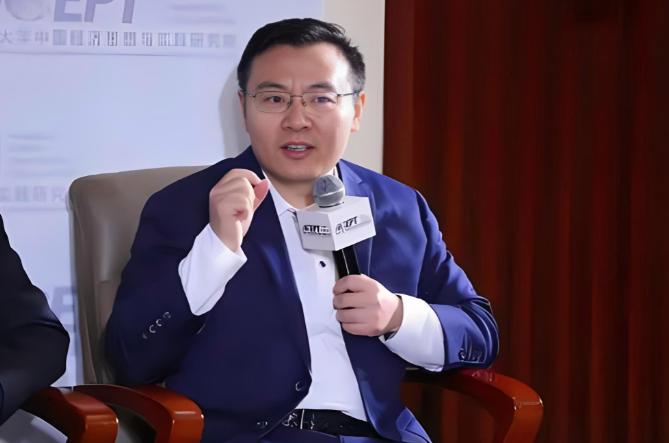 许家印的军师任泽平，当年建议许家印梭哈新能源汽车市场，认为未来是新能源汽车的天下
