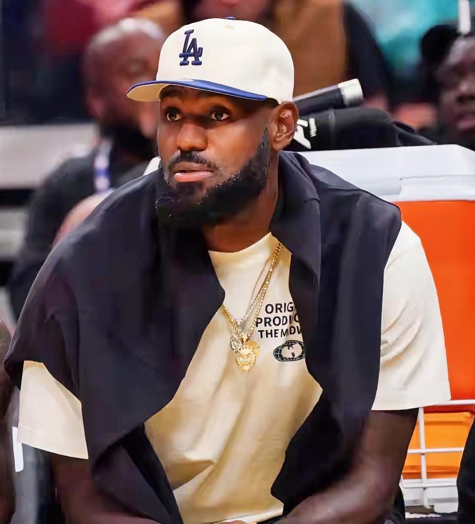 雷迪克最近在训练中为詹姆斯复出做足了准备，一份全新的湖人阵容名单悄然传出，东契奇