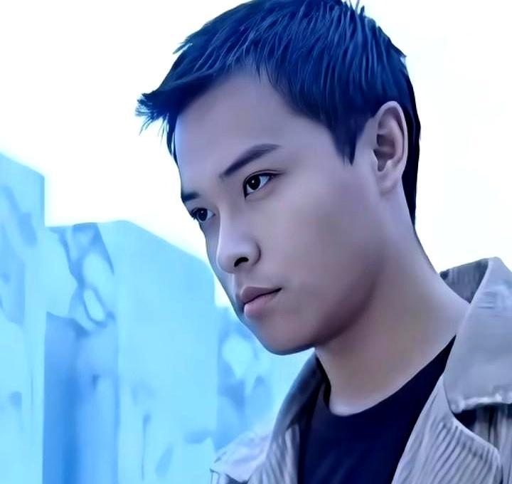 2001年冬天，南京，23岁的陈思诚撞上49岁的朱琳，拍了一部叫《红与黑2000