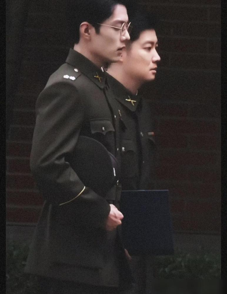 就感觉谍报剧组醉翁之意不在酒啊，他们知道肖战的长相身段气质的优势在哪里，故意给他