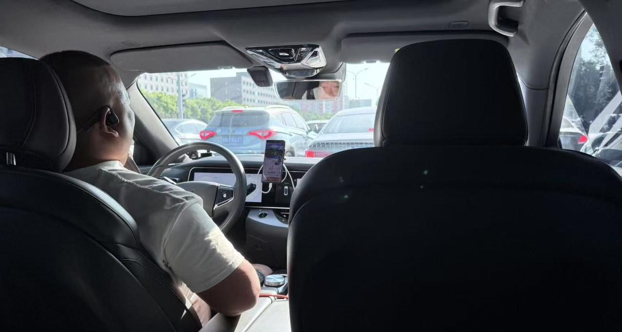 打了辆北汽极狐阿尔法S，司机说这车刚买不久，花了13万，比去年便宜2万。之所以买