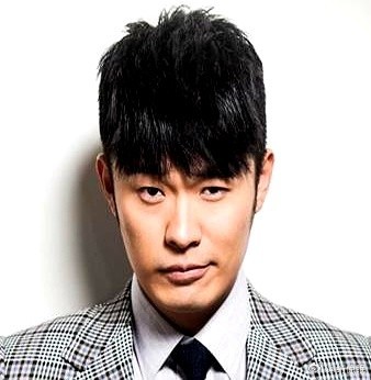 都以为陈赫只是演了个曾小贤，其实人家早就不是一个赛道的了。当众批评新人演员迟到