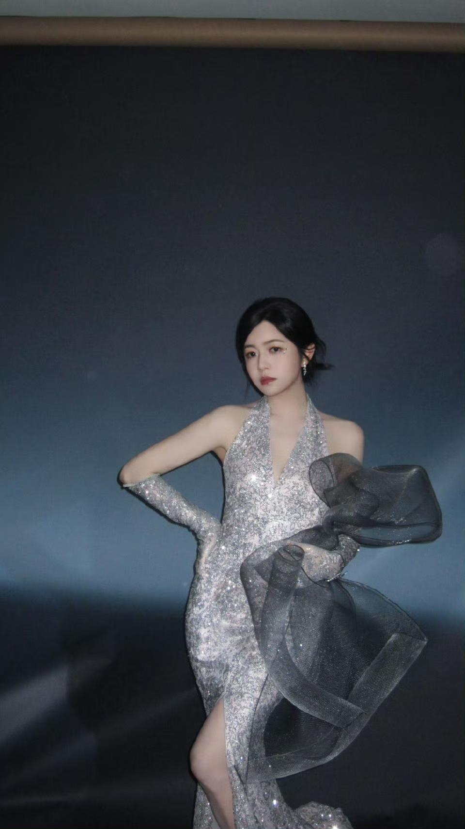 陈妍希美的不像话，穿着开叉裙好显身材，真有韵味！