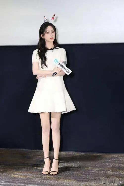 杨紫的小脚丫子白白嫩嫩的好漂亮。