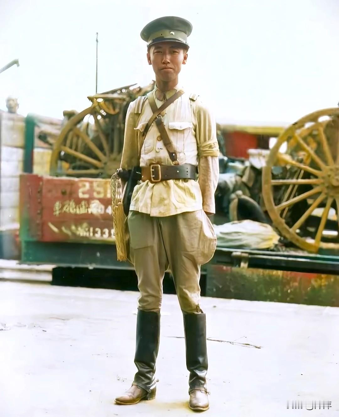 1920年天津拍摄的上色老照片，记录了北洋军阀一名基层军官/骑兵的真实样貌。他身