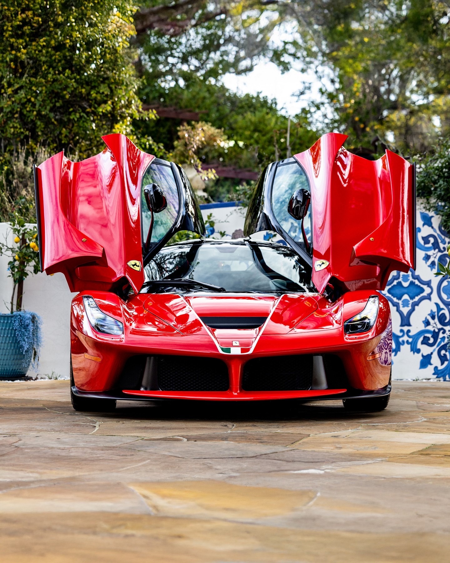 法拉利素有通过限量旗舰车型来标记其最重要时代的传统。而LaFerrari正是这一