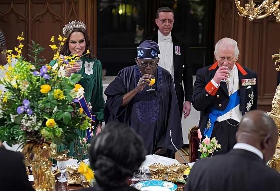 再戴珍珠泪！看来凯特，不再畏惧这王冠的“魔咒”了！晚宴的凯特，称得上是非常耀眼