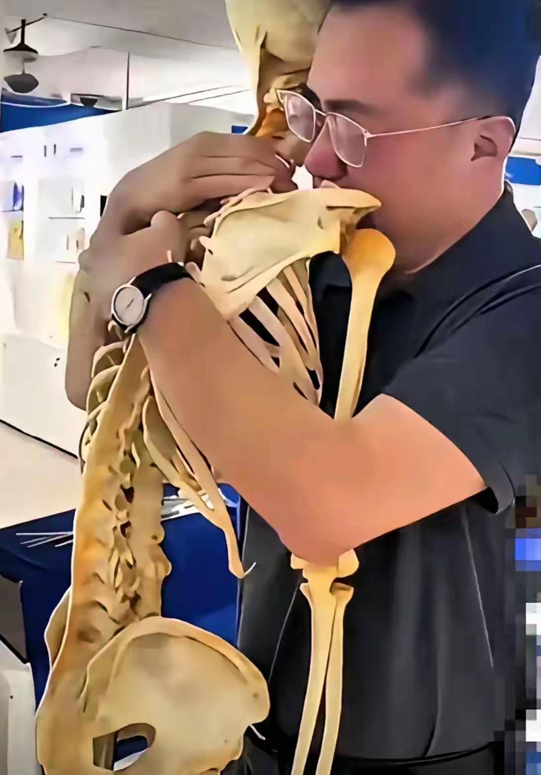 我真的看哭了！一位中年医生抱着一副骨骼，哭得浑身颤抖，这不是冰冷的标本，