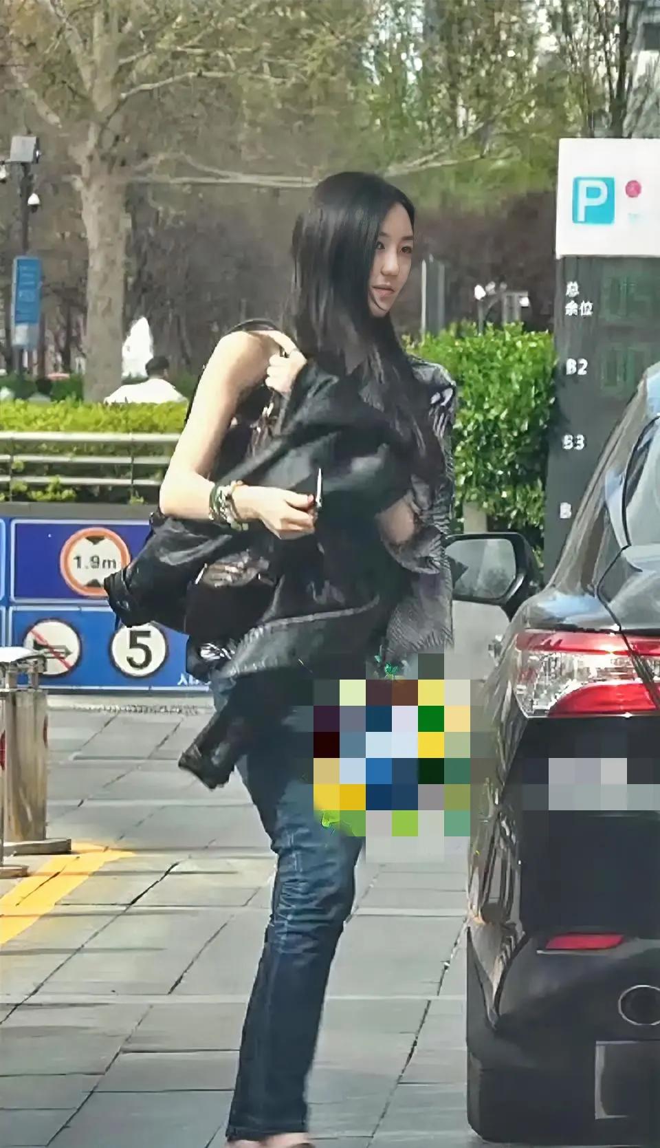 王菲女儿一出现，尽显富豪千金范儿，瞬间把其他明星的女儿给比下去了。
