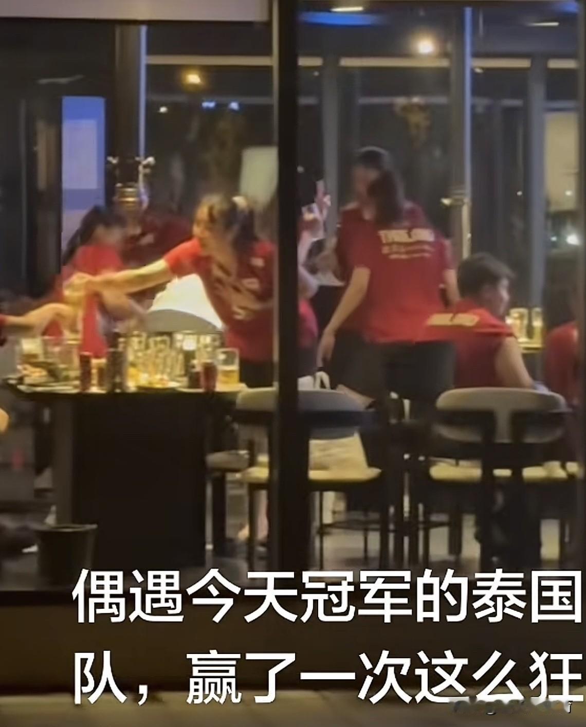泰国女排赛后非常嚣张！昨晚上庆祝胜利一直到通宵！有天津的网友偶遇到在酒店，庆祝胜