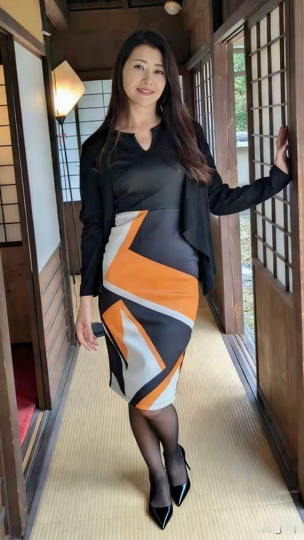 北条麻妃优雅日式风情，黑橙撞色连衣裙，尽显时尚魅力！