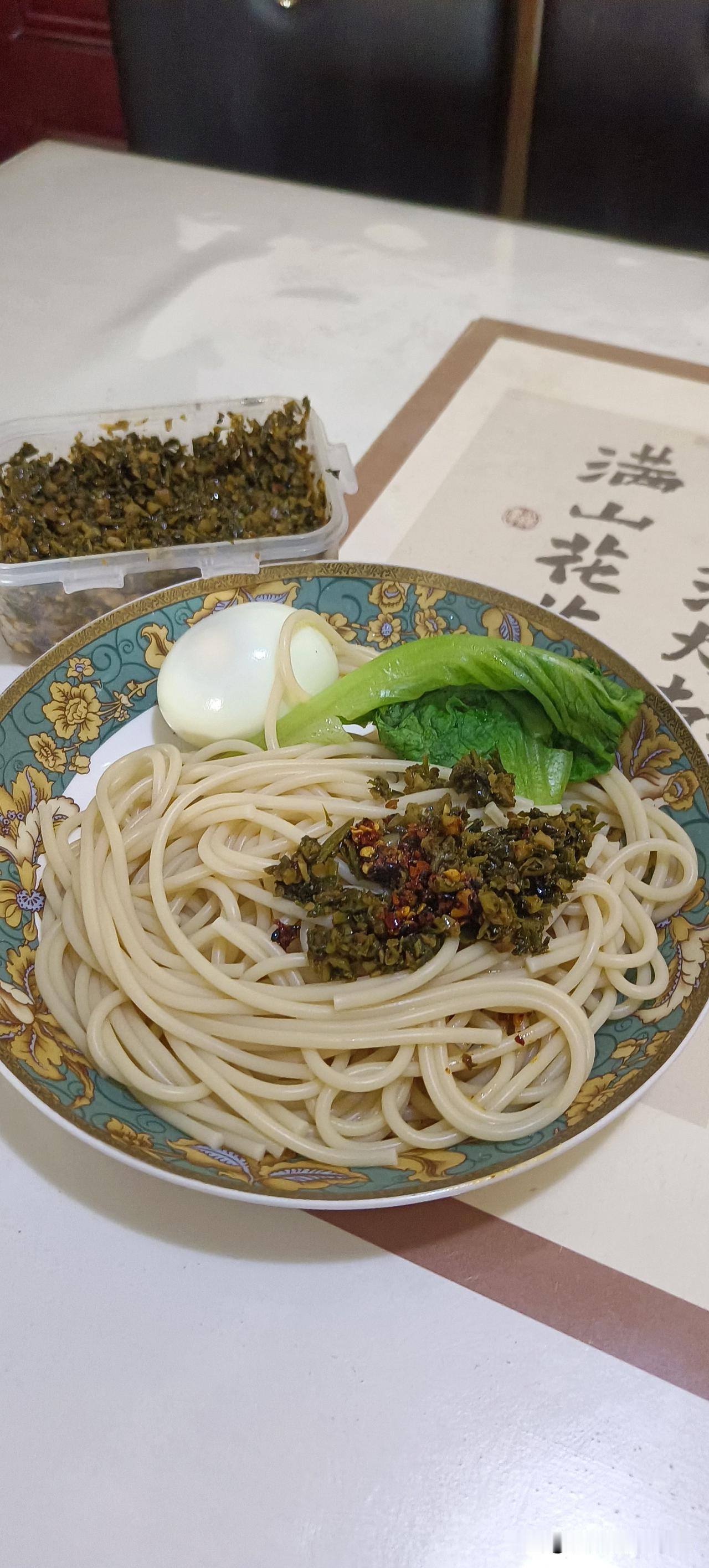 糖尿病人一定要吃早餐呀，如果不吃早餐的话，空腹去运动，你的血糖会低的，血糖低会死