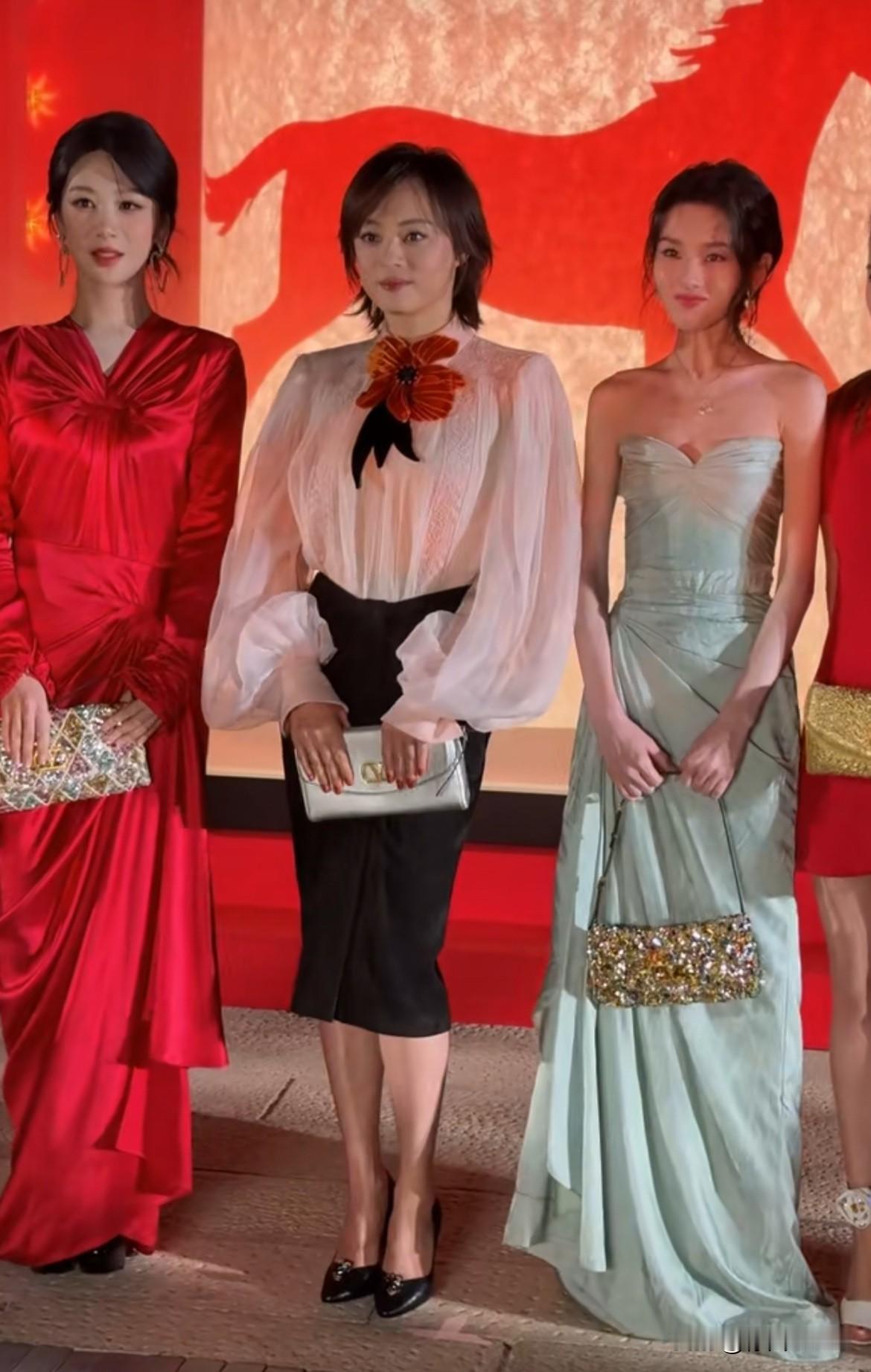 1月16日，杨紫，孙俪，宋祖儿线下同框孙俪站C位，拍照结束孙俪主动转头跟杨紫打