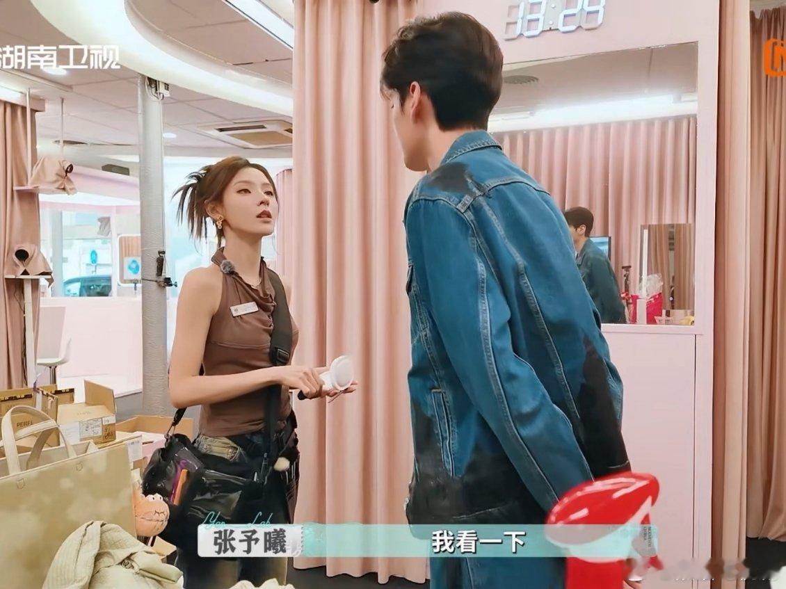 张予曦给黄晓明化妆张予曦行走的补妆达人张予曦真的随时随地都在给其他合伙人们补妆