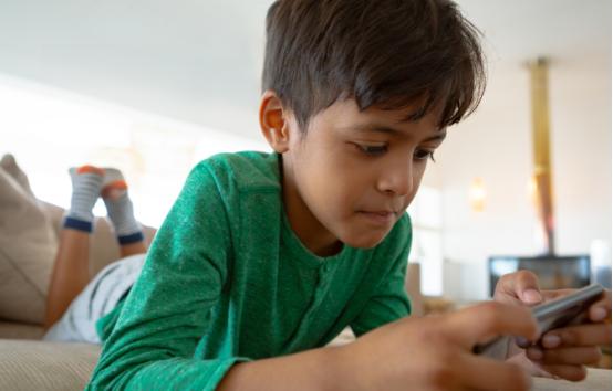 青少年抱着手机刷社交媒体成瘾，家长管不动拦不住，成了无数家庭的头疼事，各国也都在