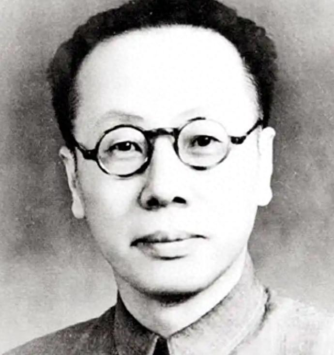军区政委接见一位自称“老红军”的人员，经过几次关键提问后，紧急发现其实是个冒牌货