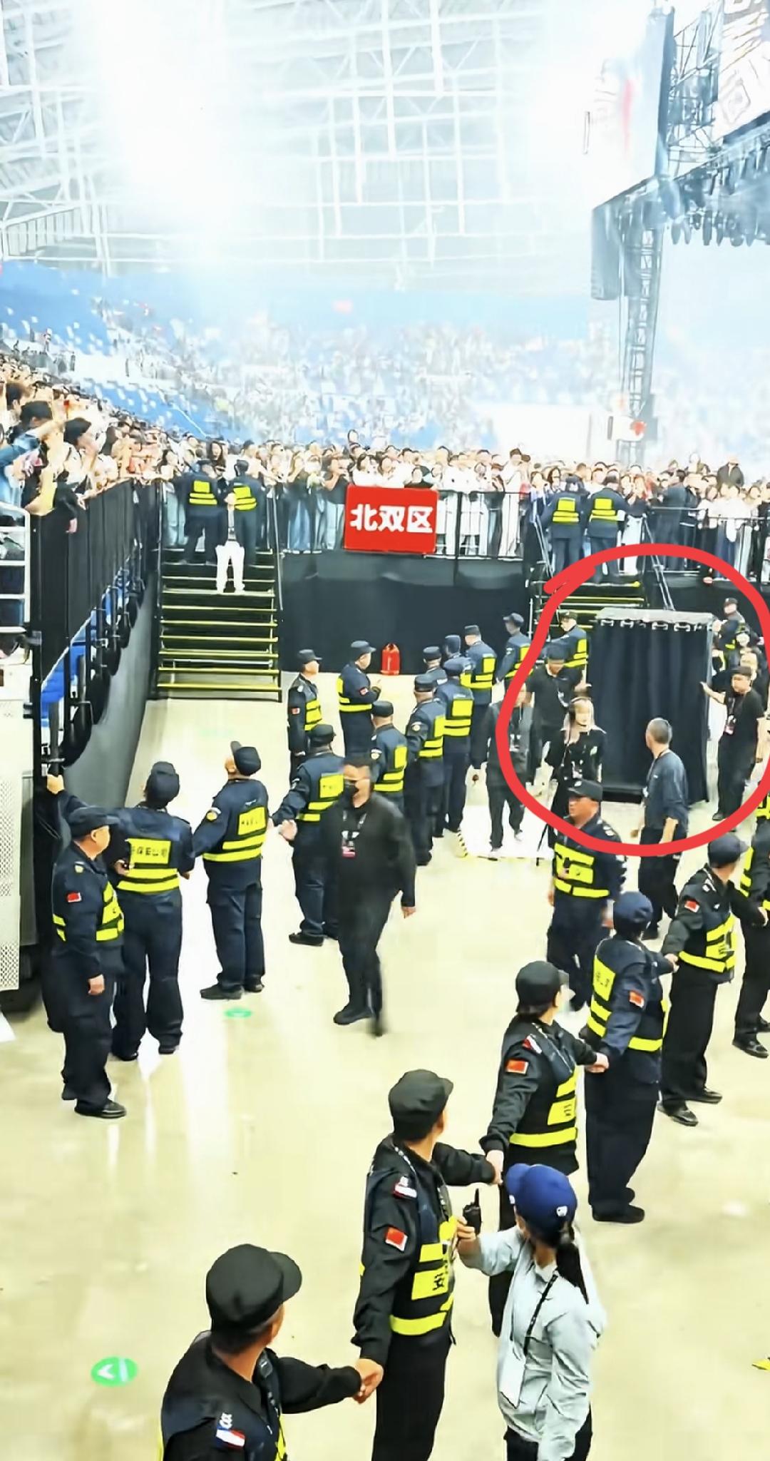 巨星离场被黑布围挡，一块幕布引热议：保留体面，是最大尊重演唱会现场的一幕在网
