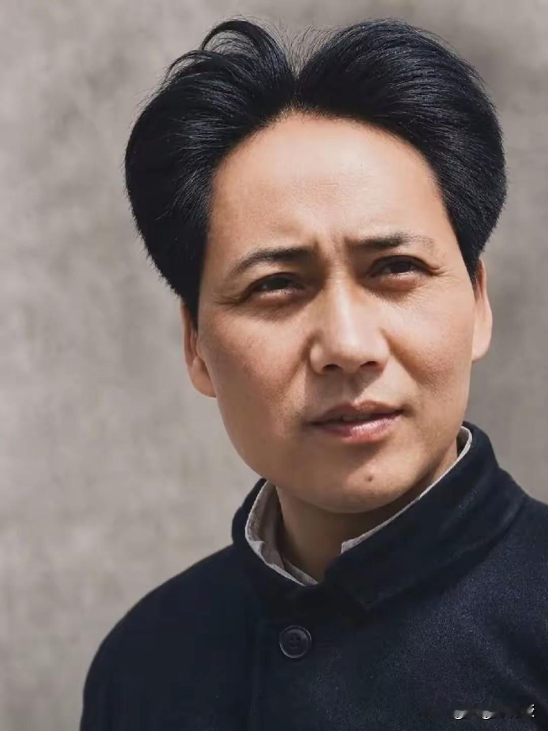 两张照片年龄相近，但精神状态差距巨大。第二张照片疑似遵义会议期间留下的，当时