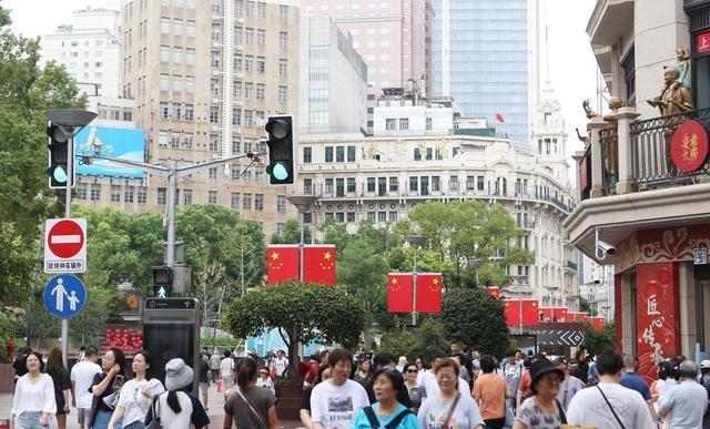 凌晨两点，西安回民街的烟火气还没散。一个德国姑娘撸完串，掏出手机想叫车，手伸进包