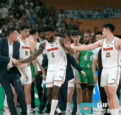 当年看过这一幕的人，无不惊得张大了嘴。广东队和辽宁队生死大战中，自家外援和辽宁