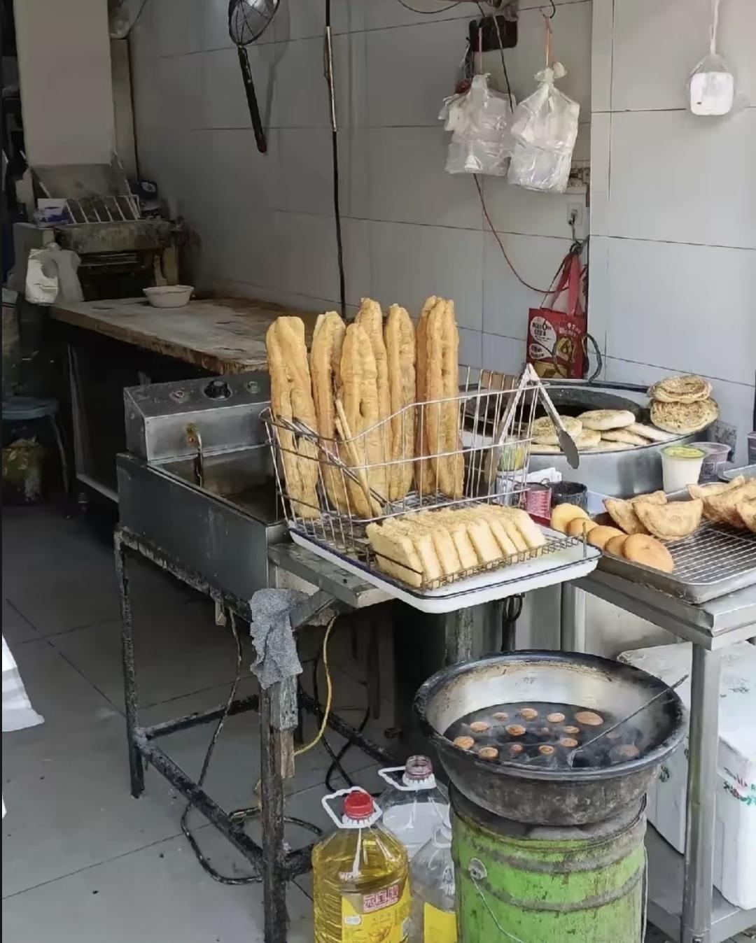 前几天去上班，发现楼下的包子铺灯亮得没以前早了。老板两口儿好像也不用那么早就开始